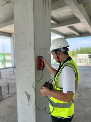 Kiểm định cốt thép cột bê tông bằng máy dò thép tại nhà xưởng.