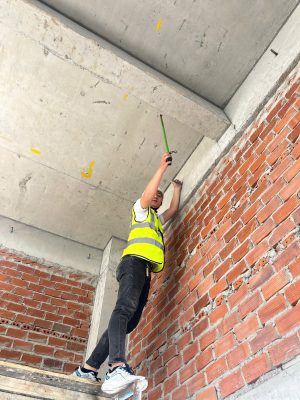 Đo kích thước hình học dầm bê tông nhà xưởng trong kiểm định an toàn chịu lực.