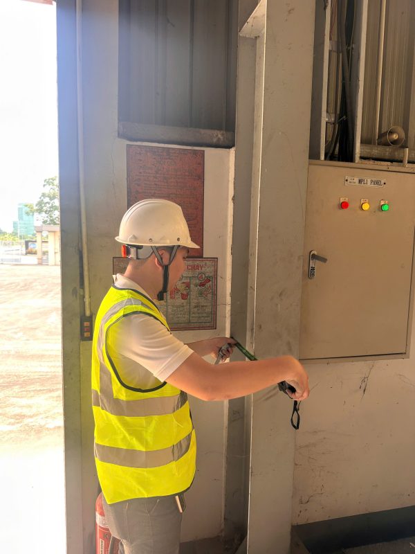 Kiểm tra tủ điện nhà xưởng phục vụ audit an toàn nhà máy