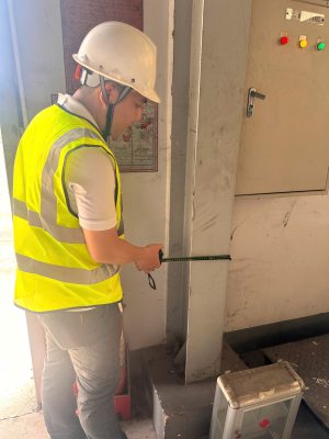 Đo kích thước cột bê tông nhà xưởng trong quá trình kiểm định công trình