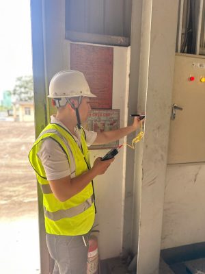 Kiểm tra tủ điện nhà xưởng trong quá trình kiểm định công trình