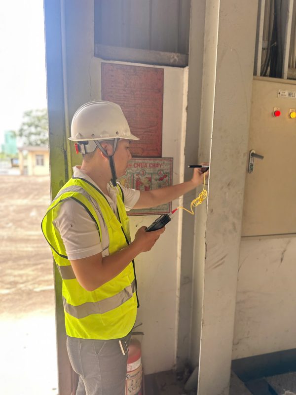 Kiểm tra tủ điện nhà xưởng trong quá trình kiểm định công trình