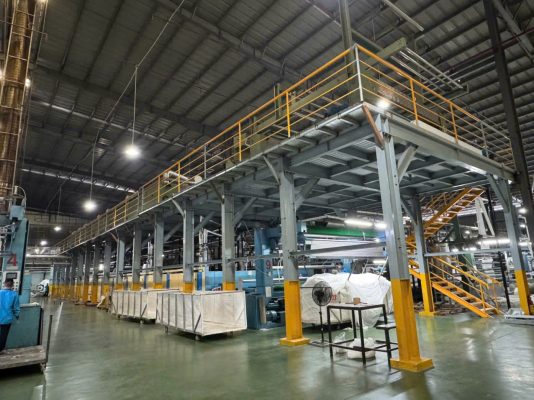 Hình ảnh nhà xưởng công nghiệp với kết cấu thép và hệ khung chịu lực trong nhà máy sản xuất. Kiểm định nhà xưởng giúp đánh giá khả năng chịu lực, kiểm tra kết cấu thép và đảm bảo an toàn công trình trong quá trình vận hành.