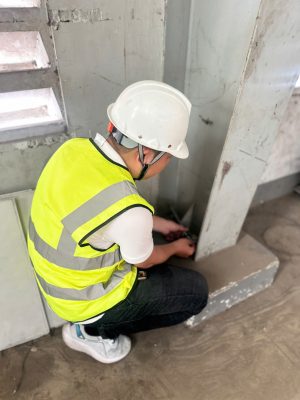 Kiểm tra cột bê tông nhà xưởng phục vụ audit nhà máy