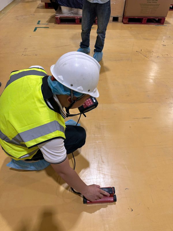 Kỹ sư kiểm định sử dụng thiết bị siêu âm dò cốt thép để kiểm tra vị trí và đường kính cốt thép trong kết cấu bê tông. Phương pháp này giúp đánh giá chất lượng kết cấu và phục vụ công tác kiểm định nhà xưởng, nhà máy.