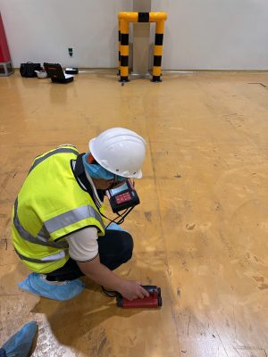 Kỹ sư kiểm định sử dụng thiết bị đo kiểm bê tông để đánh giá chất lượng nền nhà xưởng. Phương pháp thí nghiệm hiện trường giúp xác định cường độ bê tông và phục vụ kiểm định kết cấu công trình.