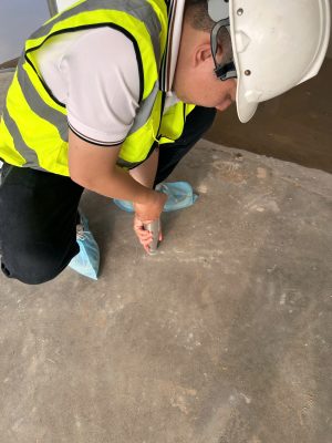 Kỹ sư kiểm định công trình thực hiện thí nghiệm kiểm tra cường độ bê tông nền nhà xưởng bằng thiết bị hiện trường. Phương pháp này giúp đánh giá chất lượng bê tông và phục vụ công tác kiểm định kết cấu nhà xưởng, nhà máy.