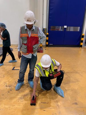 Kỹ sư kiểm định công trình thực hiện đo kiểm bê tông nền nhà xưởng bằng thiết bị chuyên dụng tại hiện trường. Thí nghiệm này giúp đánh giá chất lượng bê tông và phục vụ công tác kiểm định nhà xưởng, nhà máy.